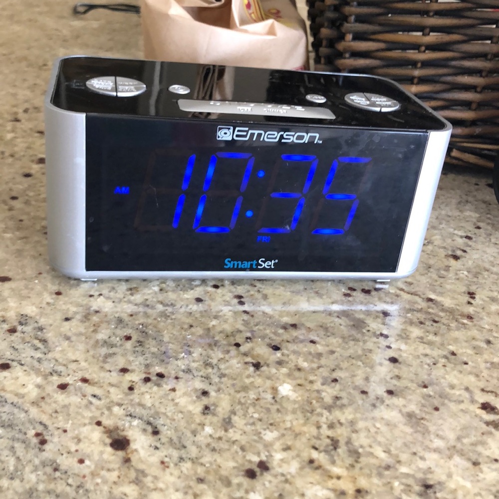 Emerson smart set radio alarm clock
